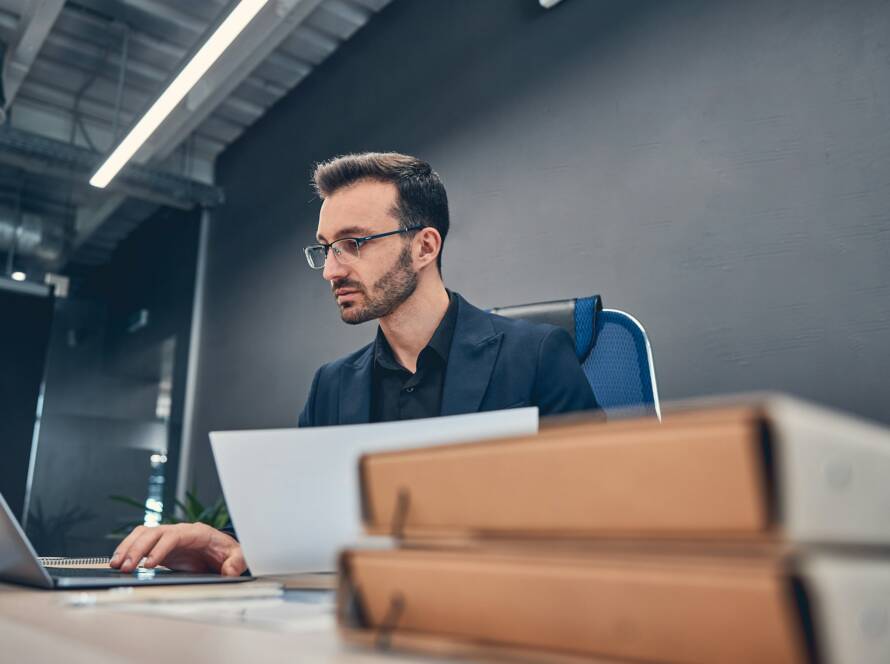 Contador financeiro trabalhando no laptop na mesa de escritório