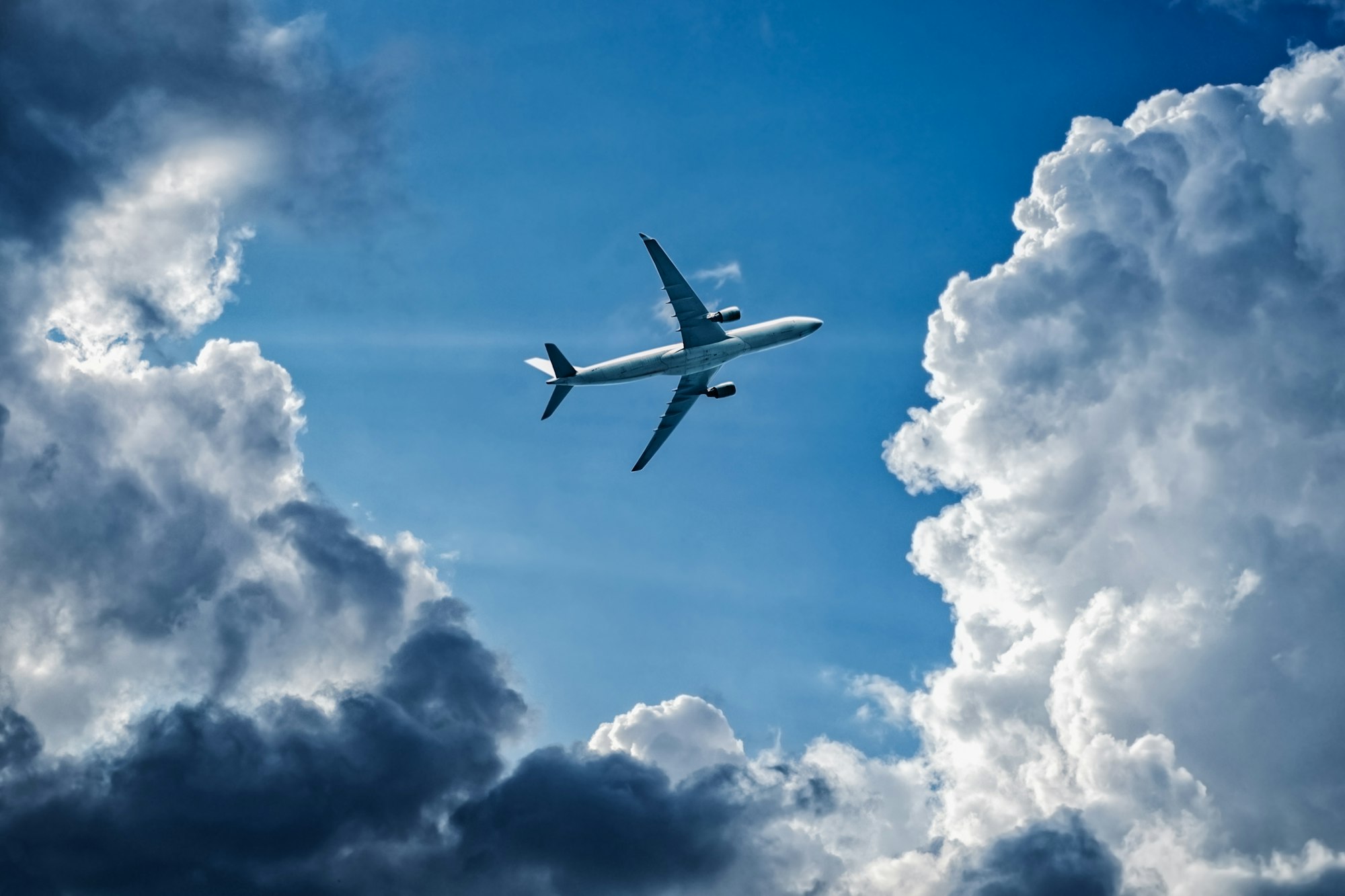 Avião voa através de nuvens de tempestade