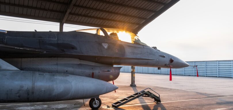 Primer plano del estacionamiento militar de aeronaves, control del puerto y mantenimiento después del vuelo del parque contra el sol