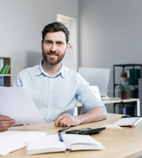 Jovem empresário masculino. Contador, economista, financeiro.